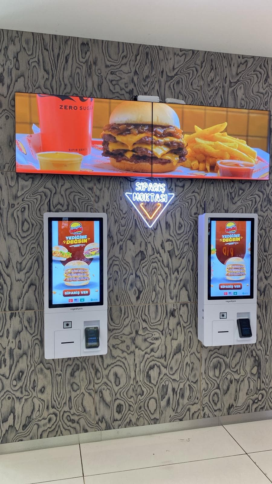 Burger Yiyelim Kiosk Kurulumu — İkili Duvar Montaj Sipariş Noktası